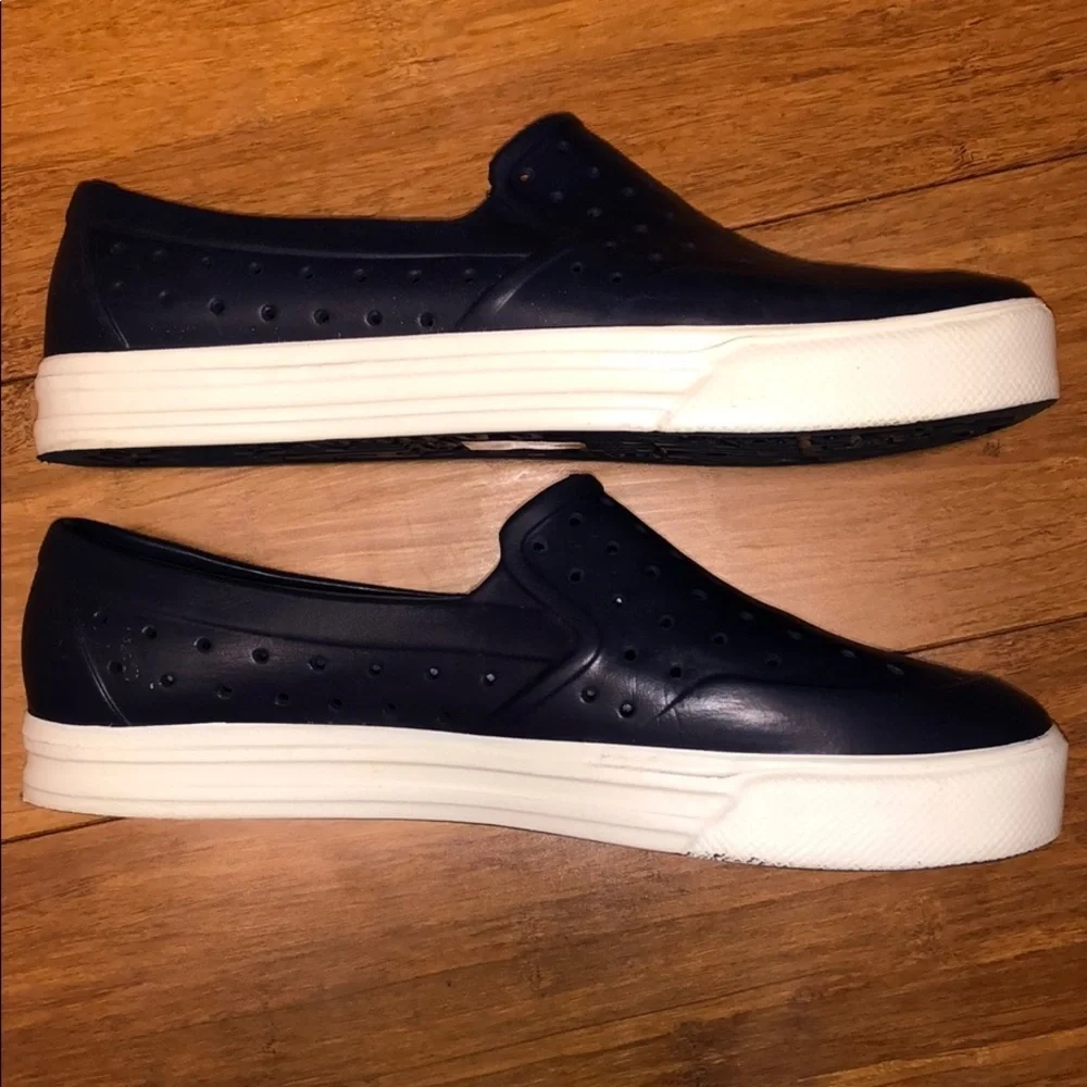 NWOT GAP boys water shoes size 5/6